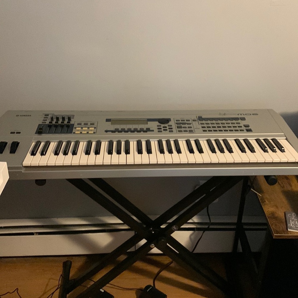 Yamaha mo6 / goes for 5- $600.00 usually